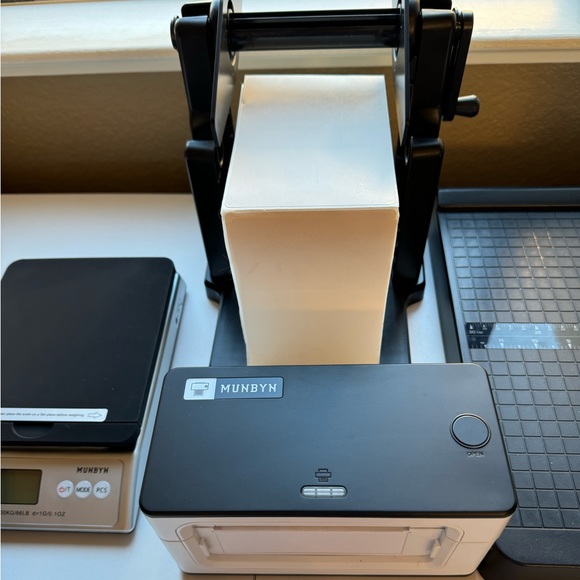 MUNBYN Bluetooth/USB Thermal Shipping Label Printer, Roll holder, Label paper - Picture 2 of 11